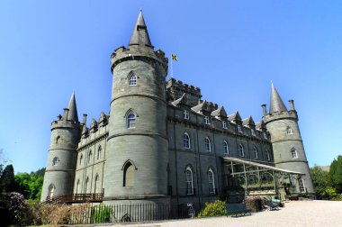 Inveraray Şatosu, İskoçya 'nın batısında Argyll iline bağlı Inveraray yakınlarında Loch Fyne kıyısında bir malikanedir. Campbell Klanı şefi Argyll Dükü 'nün koltuğuydu.