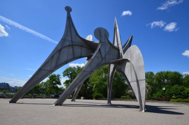 MONTREAL, CANADA - 19 Haziran - Alexander Calder 'ın L Homme heykeli 19 Haziran 2013 tarihinde Montreal' de Parc Jean-Drapeau 'da yer alan büyük ölçekli bir açık hava heykelidir. 1967 Dünya Fuarı Yapımı 