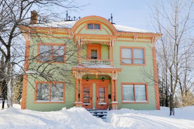 Bromont, Quebec, Kanada 'da kış manzarasında tipik bir ev