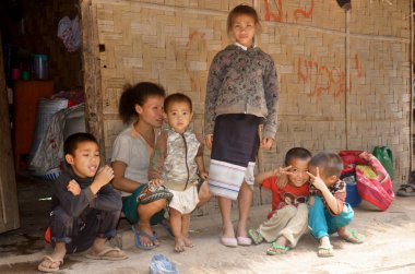 VANGVIENG LAOS - 2 Nisan 2013 'te Vangvieng Laos' ta kimliği belirsiz zavallı laos hmong çocuklarının portresi. Laos nüfusunun yarısından fazlası yoksulluk sınırının altında yaşıyor..
