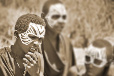 SERENGETİ, TANZANIA - 20 Ekim 2011 'de Serengeti, Tanzanya' da kimliği belirsiz genç bir Masai erkeğinin (Moran) siyah ve işaretli portresi.
