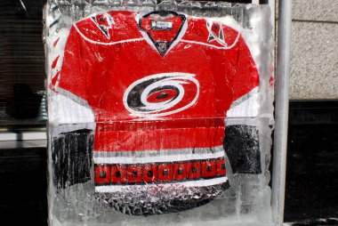 MONTREAL CANADA - 24 Ocak 2009 'da Montreal Kanada' da oynanan 57e All star maçında Carolina Hurricanes forması Monreal Kanada 'nın Molson merkezinin önündeki buz bloğunda