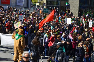 MONTREAL CANADA - 22 NİSAN: Dünya Günü geçit töreni, çevre korumasına verilen desteği göstermek için dünya çapında düzenlenen yıllık bir etkinliktir. 22 Nisan 2013 'te Montreal Kanada' da
