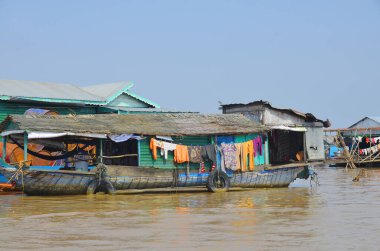 TONLE SAP CAMBODIA GÖLÜ - 31 Mart 2013 tarihinde Tonle sap Nehri boyunca yüzen ev, Kamboçya için önemli bir nehir ve göl sistemidir..