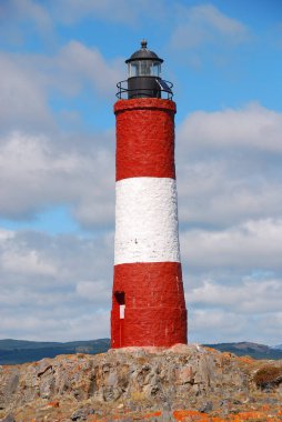 Beagle Channel, Ushuaia, Patagonya, Arjantin 'de mavi gökyüzünde kırmızı ve beyaz deniz feneri