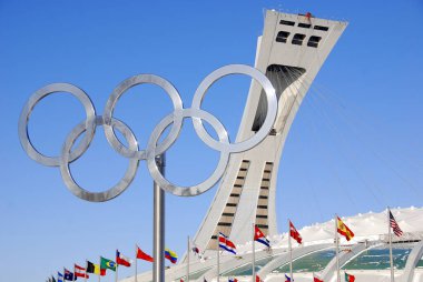MONTREAL, CANADA - 3 Mart 2013 'te Montreal Olimpiyat Stadyumu ve kulesi. Dünyanın en yüksek eğimli kulesi. Olimpiyat turu 175 metre uzunluğunda ve 45 derecelik açıyla yapılıyor. 