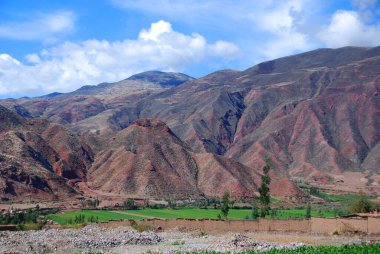 1.285.216 kilometrekarelik bir alanı kaplayan Peru, coğrafi ihtişamı ve üçüncü dünya kültürünün canlılığı nedeniyle keyifli bir tatil gezisi sunuyor..