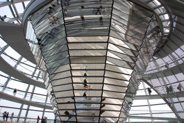 Alman İmparatorluğu Parlamento Binası 'nın Reichstag Kubbesi' nde. 1894 yılında açıldı ve ciddi hasar gördüğü 1933 yılına kadar parlamentoyu barındırdı. 16 Mayıs 2011, Berlin, Almanya 