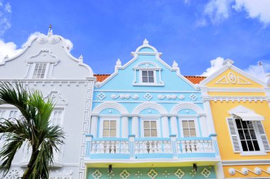 Tipik Hollandalı tasarım mimarisi. Oranjestad 'ın merkez meydanı Aruba Karayipler' in rüzgarlı adalarına doğru daha az Antiller Batı Hint Adaları 'na uzanıyor.