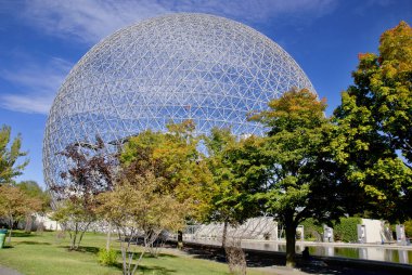 Montreal, Kanada 17 Ekim 2010 'da Montreal, Kanada' da Montreal Biyosfer adı verilen jeodezik kubbe. Suya ve çevreye adanmış bu müze Parc Jean-Drapeau 'da yer almaktadır..