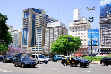 BÜNOS ARGENTINA - 29 Kasım: Plaza de Avenida 9 de Julio Arjantin 'in Buenos Aires şehrinde yer alan geniş bir bulvar. Adı Arjantin 'in Bağımsızlık Günü onuruna 9 Temmuz 1816. 29 Kasım 2011 'de