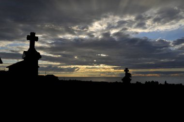 Mezarlıkta anıtlar şekilleniyor.