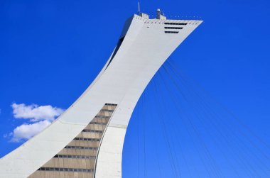 Montreal, Kanada 7 Temmuz 2012 'de Montreal Olimpiyat Stadyumu ve kulesi. Dünyanın en yüksek eğimli kulesi. Olimpiyat turu 175 metre uzunluğunda ve 45 derecelik açıyla yapılıyor.
