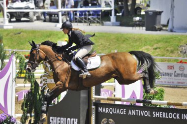 BROMONT, CANADA - 21 Temmuz 2012 'de Montreal Equestrian 1976 Olimpiyat Parkı' nda bilinmeyen bir binici.