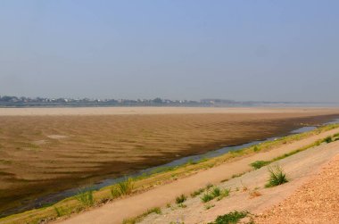 Laos 'taki Vientiane' de Mekong Nehri 'nin kurumuş nehir yatağı..