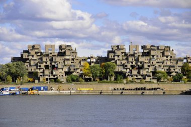 MONTREAL - SEPT. 03: 67. habitat manzarası 3 Eylül 2012 Montreal, Quebec, CA. 67 numaralı yaşam alanı, Montreal ve Kanada 'nın en tanınmış ve önemli binalarından biri olarak kabul edilir.