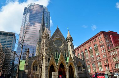 MONTREAL CANADA - 05 07 2020: Montreal Anglikan Kilisesi KPMG ya da Place de la Cathedrale, 1987 yılında Montreal 'de tamamlanmış 34 katlı bir gökdelendir.