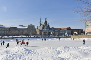 MONTREAL CANADA - 25 Şubat: Eski liman buz halkası yapay buz yüzeyi, tarihi Eski Montreal manzarası ve Kanada 'nın Montreal Quebec kentinde 25 Şubat 2011 tarihinde nehir manzarası