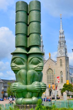 OTTAWA, CANADA - 30 Haziran: The Three Watchmen Heykeli, Kanadalı en ünlü sanatçılardan biri olan Haida şefi James Hart tarafından yapıldı. 30 Haziran 2013 'te Ottawa, Ontario, Kanada.