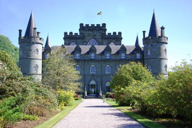 Inveraray Şatosu, İskoçya 'nın batısındaki Argyll ilinde Inveraray yakınlarında Loch Fyne sahilinde yer alan bir malikanedir. 