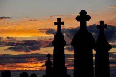 Mezarlıkta anıtlar şekilleniyor.