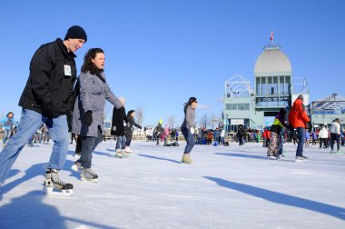 MONTREAL CANADA - 25 Şubat: Eski liman buz halkası yapay buz yüzeyi, tarihi Eski Montreal manzarası ve 25 Şubat 2012 Montreal, Kanada