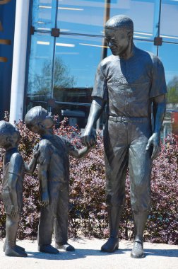MONTREAL CANADA - 5 Mayıs: bronz heykel Jackie Robinson Amerikan beyzbol oyuncusu oldu Major League Baseball (MLB) oynayan ilk Afrikalı Amerikalı oldu. 5 Mayıs 2013 'te Montreal Kanada