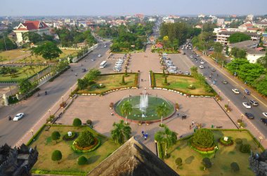 VİYANE LAOS - 2 Nisan 2013 'te Vientiane Laos' ta Patuxai 'den Lane Xang Bulvarı' ndaki trafiğe kuş bakışı bakış (Arc de Triomphe)