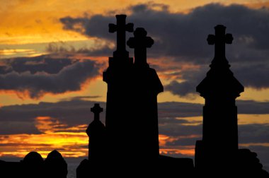 Mezarlıkta anıtlar şekilleniyor.