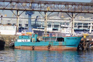 Cape Town Güney Afrika 'da 27 Mayıs 2007 tarihinde Cape Town limanındaki balıkçı teknesi. 27 Mayıs 2007 tarihinde limanda birçok büyük balıkçı filosu tarafından kullanılan önemli tamir tesisleri bulunmaktadır..