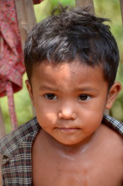 Phnom PHEN, CAMBODIA - Tanımlanamayan sokak çocuğu 23 Mart 2013 'te Phnom Phen, Kamboçya' da poz verdi.