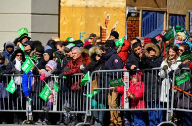 Montreal CANADA - 17 Mart 2013 'te Montreal Kanada' da düzenlenen Aziz Patrick Günü geçit törenine katılanlar. Montreal St. Patricks Geçit Töreni 1824 'ten beri aralıksız devam ediyor.