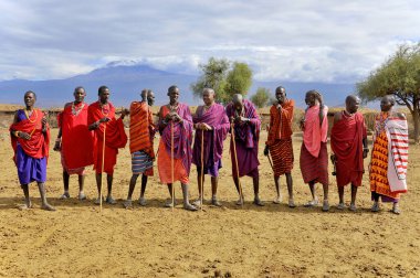 Masai kabilesinden kimliği belirsiz bir grup, 13 Ekim 2011 'de Kenya' nın Amboseli kentinde düzenlenen geleneksel atlama dansını göstermeye hazırlanıyor. Onlar göçebe ve küçük köylerde yaşıyorlar. 