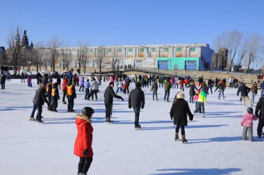 MONTREAL CANADA - 25 Şubat: Eski liman buz halkası yapay buz yüzeyi, tarihi Eski Montreal manzarası ve 25 Şubat 2012 Montreal, Kanada