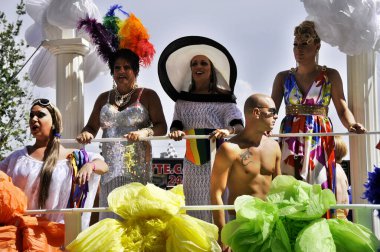 Montreal Onur Yürüyüşü Kutlamaları 'nın 19 Ağustos 2012 Montreal, Kanada' daki kimliği belirsiz katılımcıları. Bu etkinliğin içermesi, eğitmesi ve eğlendirmesi...