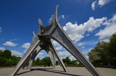 MONTREAL, CANADA - 19 Haziran - Alexander Calder 'ın L Homme heykeli 19 Haziran 2013 tarihinde Montreal' de Parc Jean-Drapeau 'da yer alan büyük ölçekli bir açık hava heykelidir. 1967 Dünya Fuarı Yapımı 
