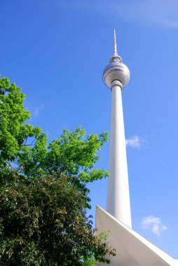 BERLİN GERMANY - 25 Mayıs: Fernsehturm (Televizyon Kulesi), Almanya 'nın başkenti Alexanderplatz' da bulunan 25 Mayıs 2010 'da inşa edildi.