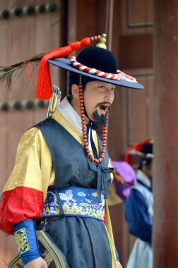 SEOUL, Kore - 7 Nisan 2013 'te Seul Kore' de geleneksel Kore tepki gösterisinde aktör