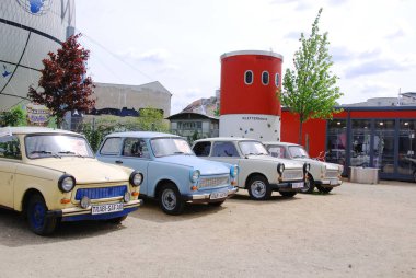 BERLİN, GERMANY - 22 MAYIS: 22 Mayıs 2010 Berlin, Almanya 'da GDR müzesinin önünde ünlü Trabant arabaları. Trabant, eski Doğu Alman otomobil üreticisi VEB tarafından Zwickau 'da üretilen bir otomobildir..