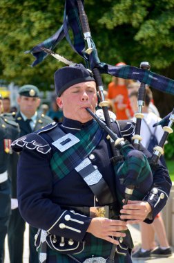 OTTAWA, CANADA - 30 Haziran - Tören Muhafızları, ön planda Meçhul Asker 'in Mezarı bulunan Kanada' nın ulusal anıtı 