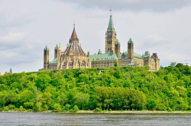 OTTAWA, CANADA - 30 Haziran 2013 'te Kanada Parlamentosu, Kanada' nın Ottawa, Ontario 'daki Parliament Hill' de kurulmuş federal yasama organıdır..