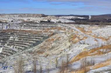 Abestos madeninin havadan görünüşü, asbest, Quebec, Kanada. Asbest, istenilen fiziksel özellikleri için ticari olarak kullanılan doğal olarak oluşan altı adet silikat mineralden oluşur..
