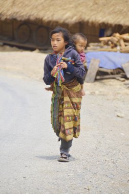 Phnom PHEN, CAMBODIA - Tanımlanamayan sokak çocukları 23 Mart 2013 'te Phnom Phen, Kamboçya' da poz verdiler. 