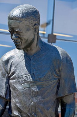 MONTREAL CANADA - 5 Mayıs: bronz heykel Jackie Robinson Amerikan beyzbol oyuncusu oldu Major League Baseball (MLB) oynayan ilk Afrikalı Amerikalı oldu. 5 Mayıs 2013 'te Montreal Kanada