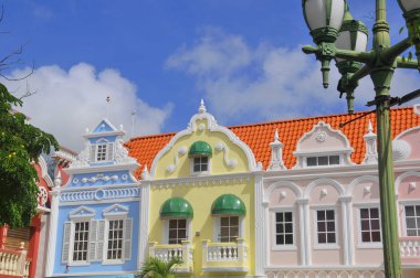 ORANJESTAD, ARUBA - NOVEMBER 2012: Tipik Hollanda tasarım mimari merkezi 2 Kasım 2012 tarihinde Oranjestad Aruba Karayipler 'deki rüzgarlı adalarda daha az antilli batı Hint Adaları' nda.