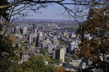 Montreal - 08 Ekim 2012 'de Montreal' de Kondiaronk Belvedere Mount Royal 'den şehrin manzarası. Quebec eyaletinin en büyük şehri ve Kanada 'nın ikinci şehridir.