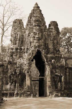 Bayon Kamboçya 'da Angkor' da iyi bilinen bir Khmer tapınağıdır. 12. yüzyılın sonlarında ya da 13. yüzyılın başlarında Mahayana Budist Kralı 7. Jayavarman 'ın resmi devlet tapınağı olarak inşa edilmiştir.