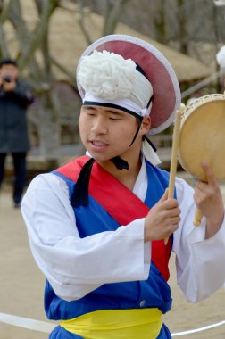 SEOUL, Kore - 7 Nisan 2013 'te Kore' de gerçekleştirilen halk dansları sırasında Sangmo dansçıları. Sangmo dansı Kore halkının en sevdiği danslardan biridir..
