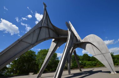 MONTREAL, CANADA - 19 Haziran - Alexander Calder 'ın L Homme heykeli 19 Haziran 2013 tarihinde Montreal' de Parc Jean-Drapeau 'da yer alan büyük ölçekli bir açık hava heykelidir. 1967 Dünya Fuarı Yapımı 