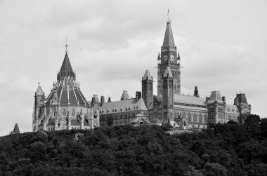 OTTAWA, CANADA - 30 Haziran 2013 'te Kanada Parlamentosu, Kanada' nın Ottawa, Ontario 'daki Parliament Hill' de kurulmuş federal yasama organıdır..
